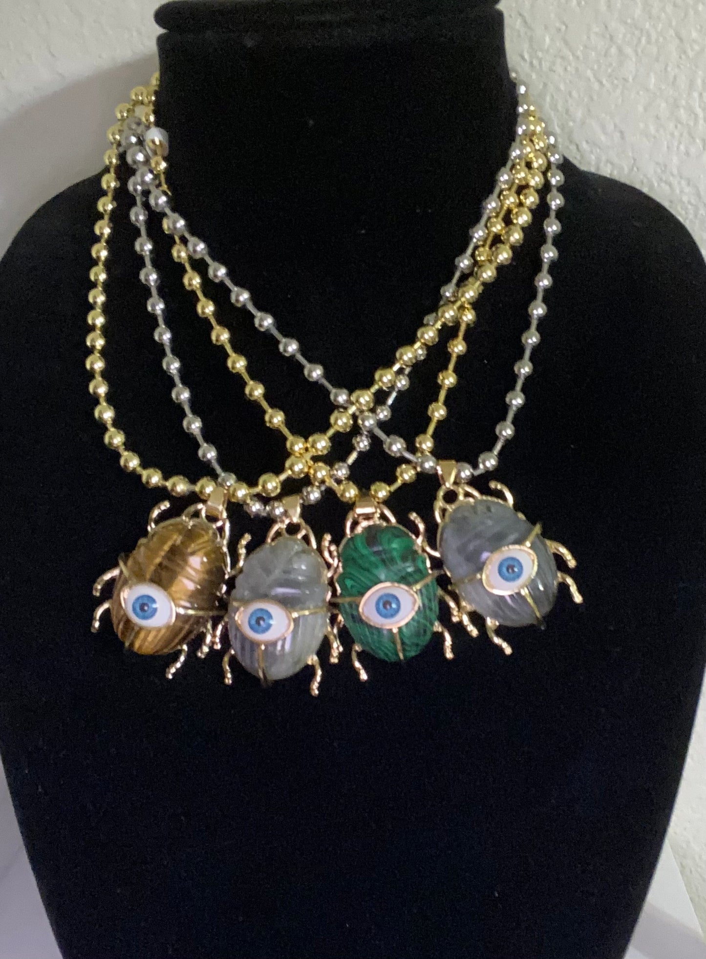 Collar escarabajo cadena de bolitas