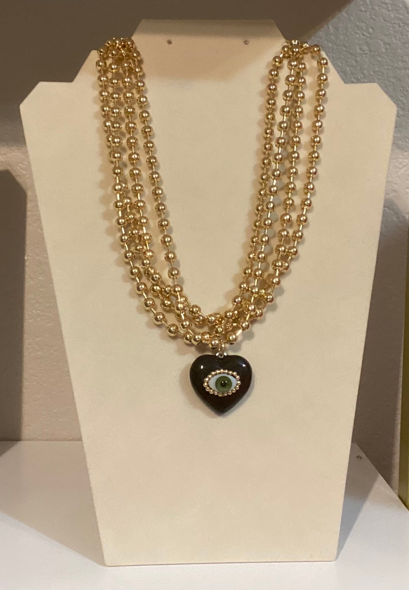 Corazon negro con ojo