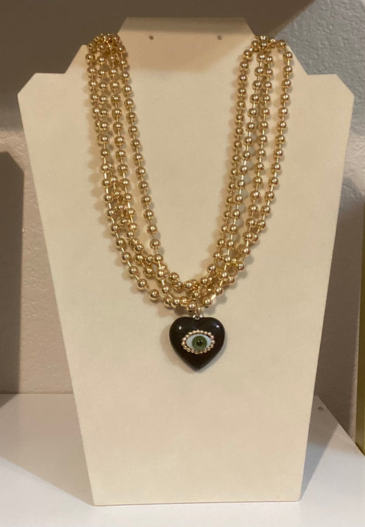 Corazon negro con ojo